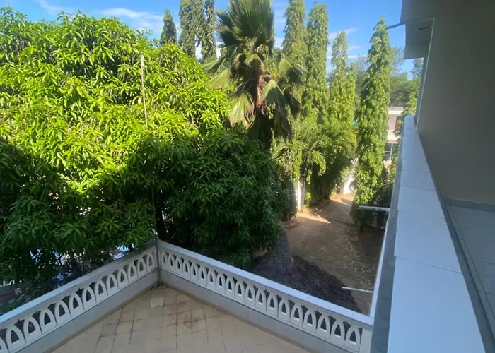 Breezebay Pool Hotel